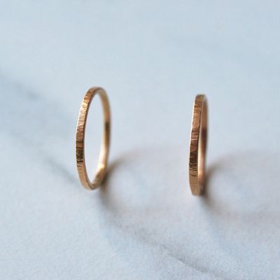 Alliances en or et argent symboles d’amour éternel