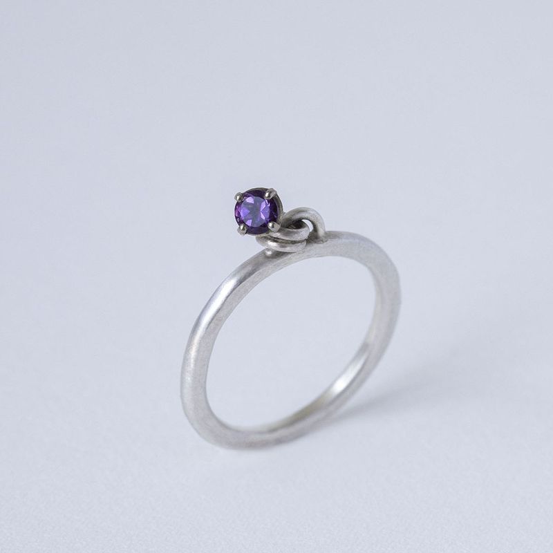 Profil de la bague en argent avec améthyste mobile
