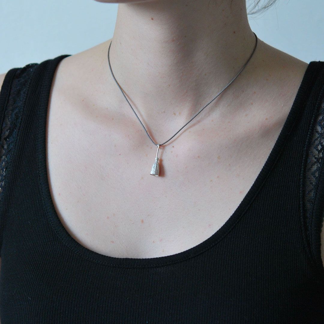 Pendentif pavot en argent 925 porté sur cordon gris