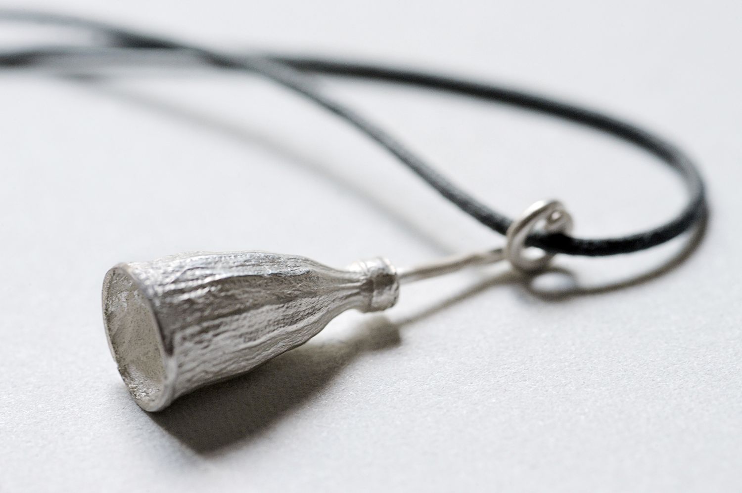 Pendentif pavot en argent 925 sur cordon coton ciré gris