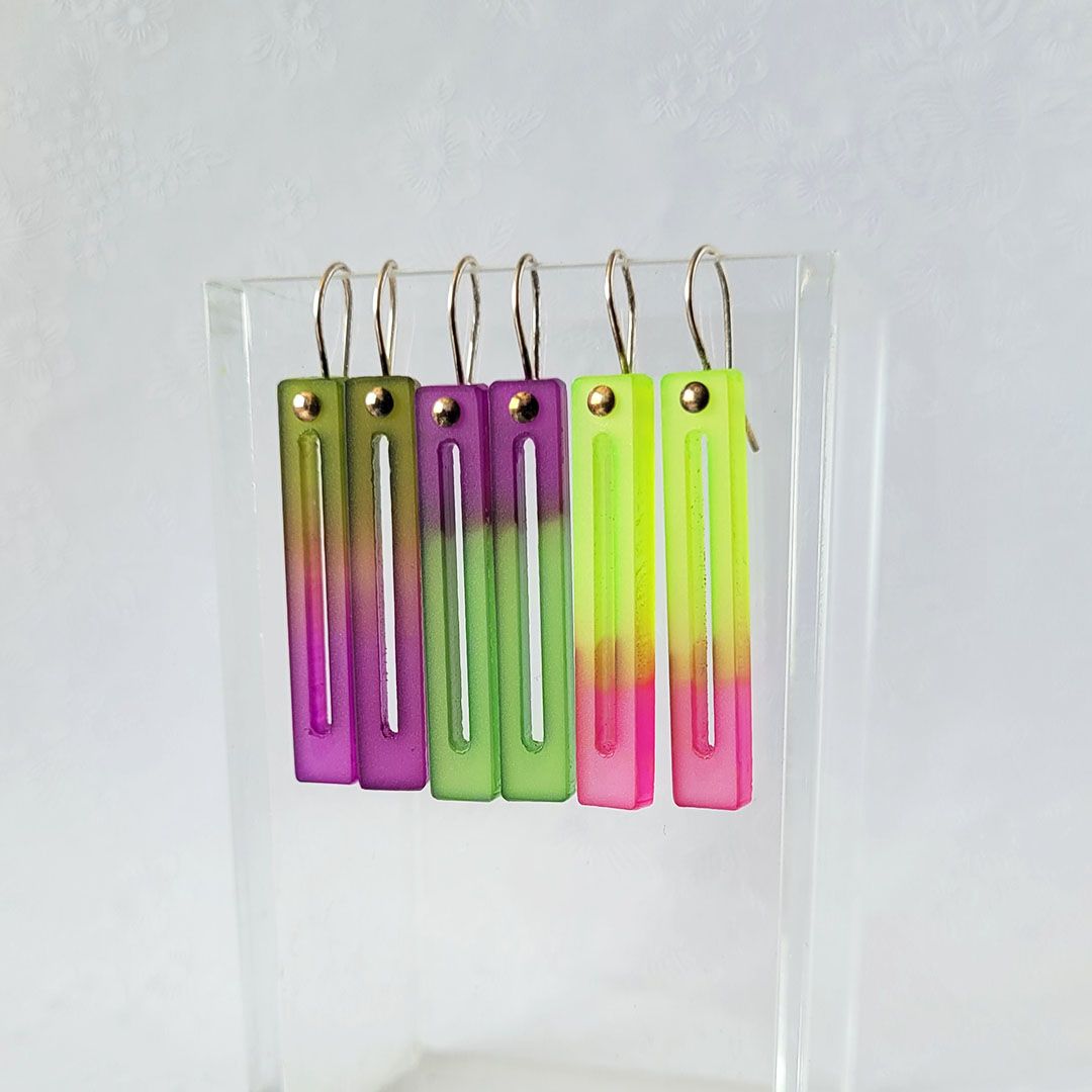 Boucles d'oreilles bicolores en Plexiglas réalisées à la main