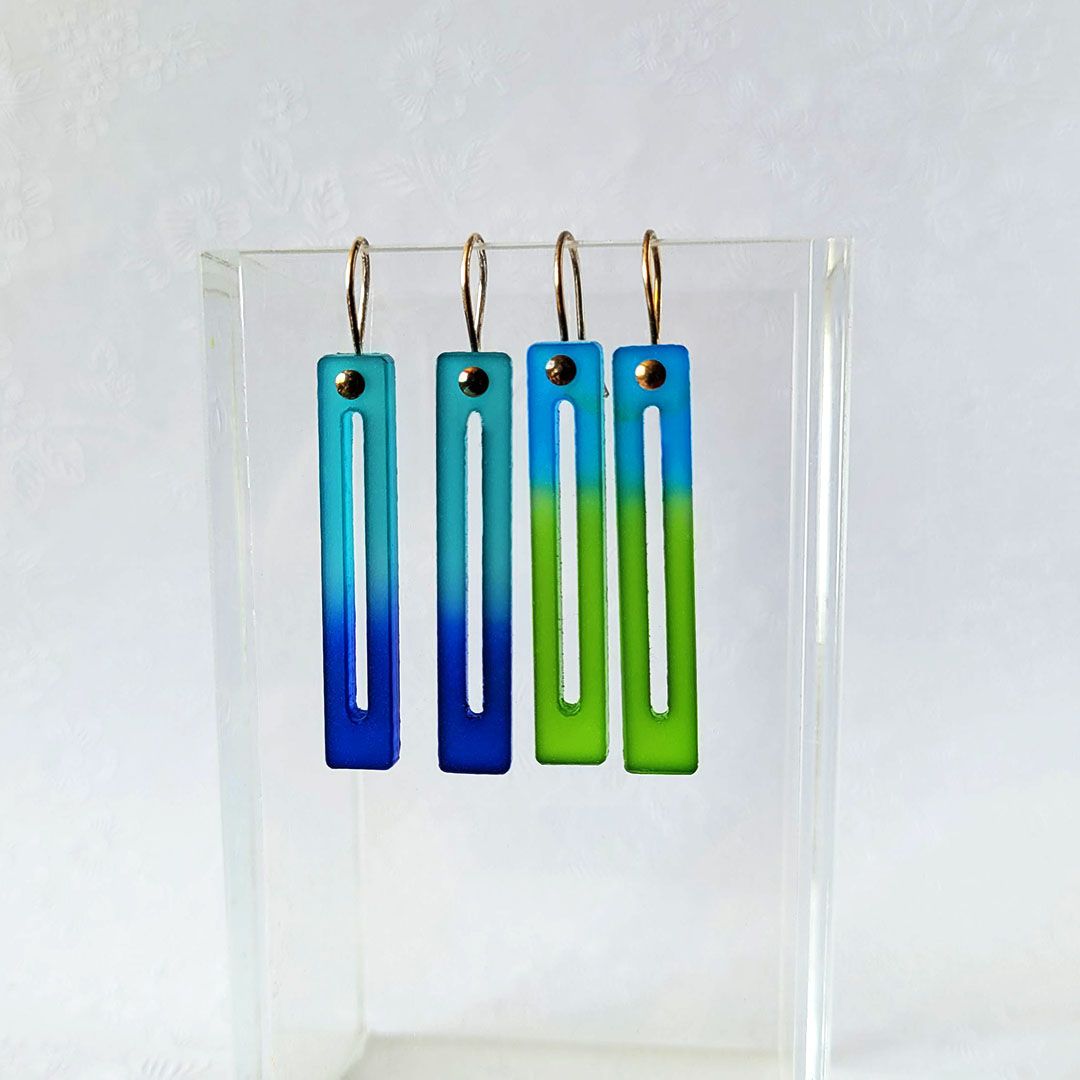 Boucles d'oreilles bicolores en Plexiglas déclinées en sept coloris
