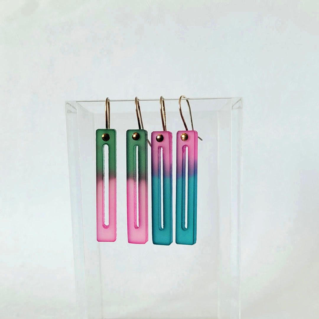 Collection de boucles d'oreilles bicolores en Plexiglas