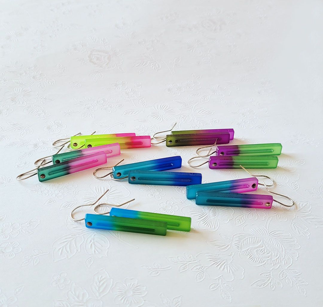 Détail des boucles d'oreilles bicolores en Plexiglas