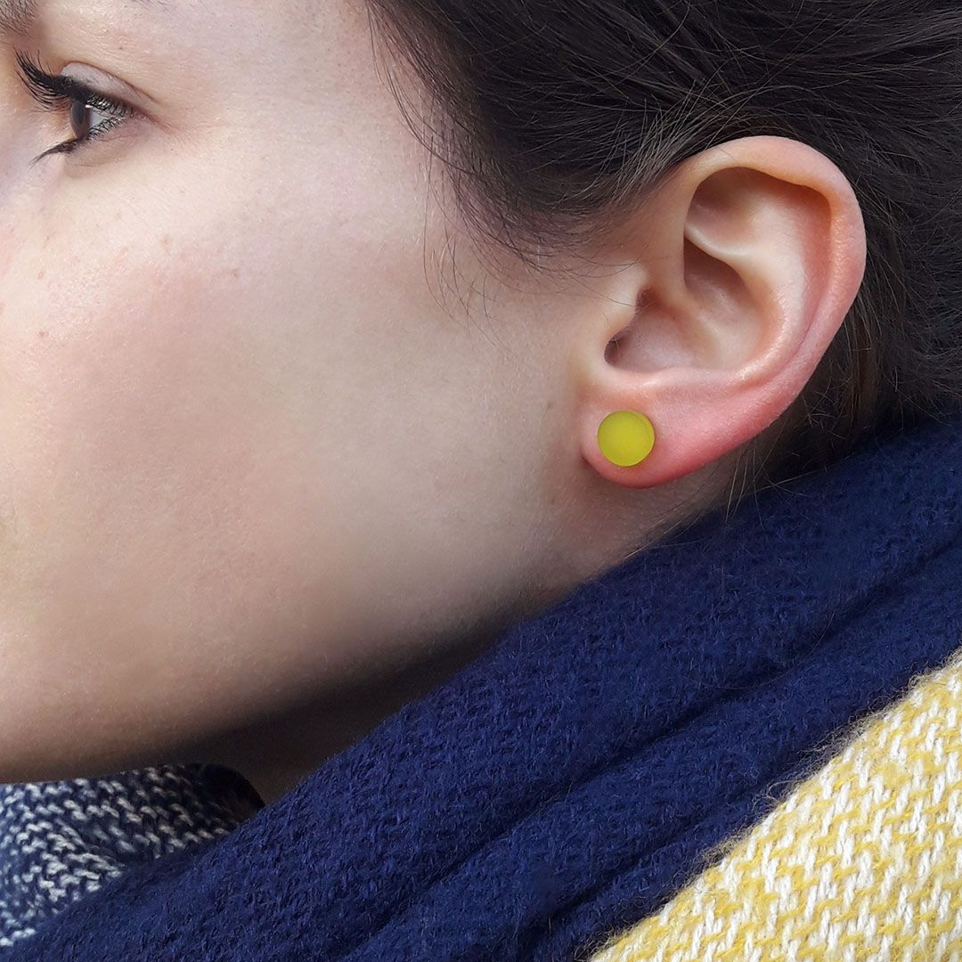 Boucles d'oreilles portées vert anis, en plexiglas