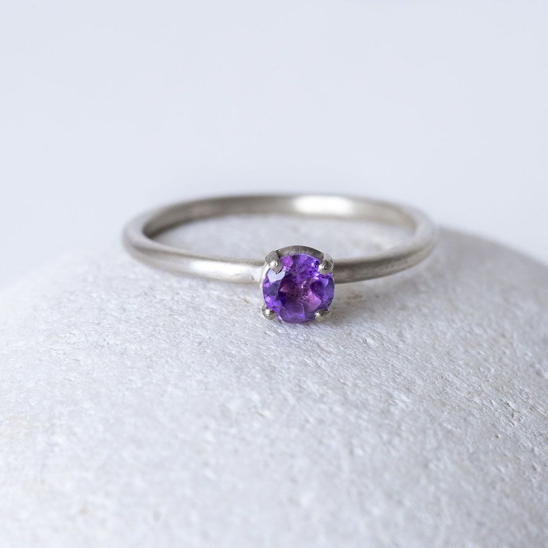 Bague solitaire avec amèthyste dans sertie 4 griffes 