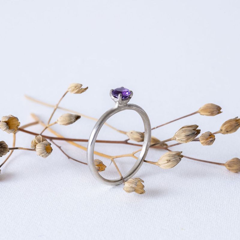 Bague de fiançailles en argent 925 avec améthyste sur fond végétal