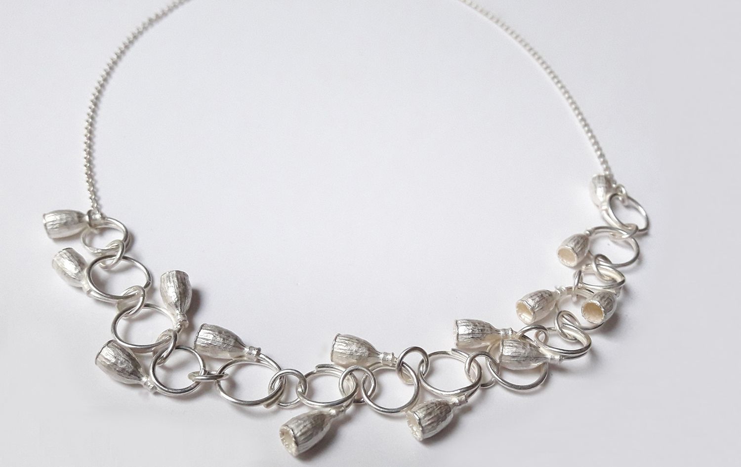 Détail du collier Petits Pavots en argent 925