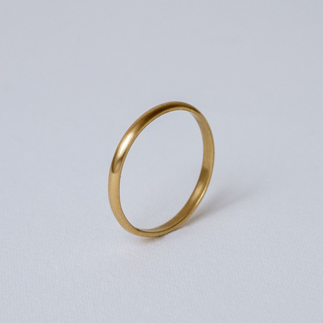 Alliance demi-jonc en or jaune 18K 