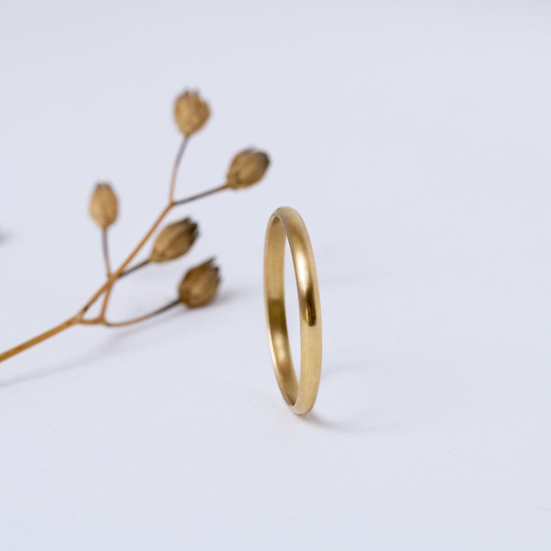 Anneau classique en or demi-jonc, mariage, pour homme et femme.