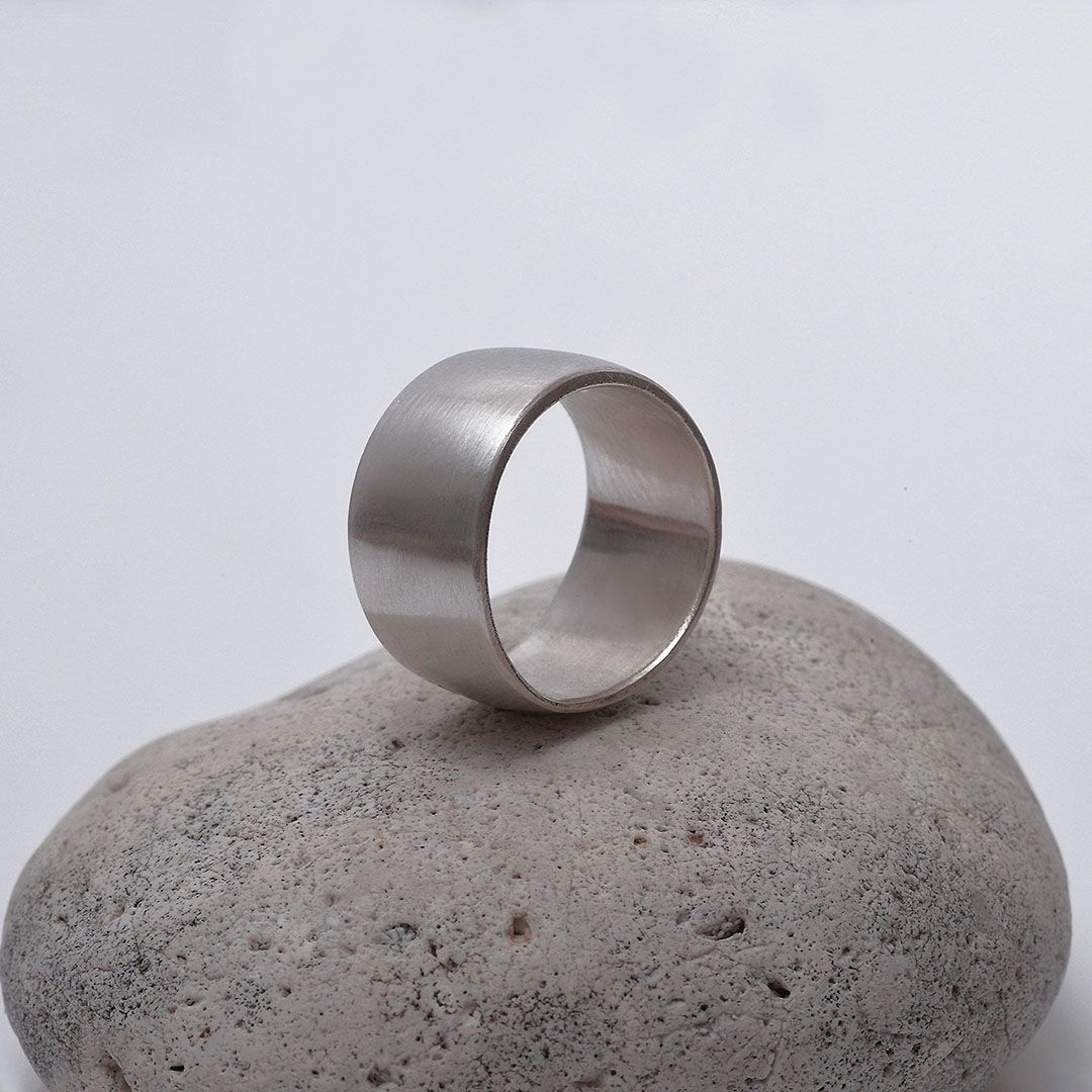 Anneau large en argent, bijou mixte, artisanal.