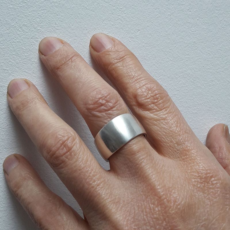 Anneau large ZigZag en argent 925 porté à la main.
