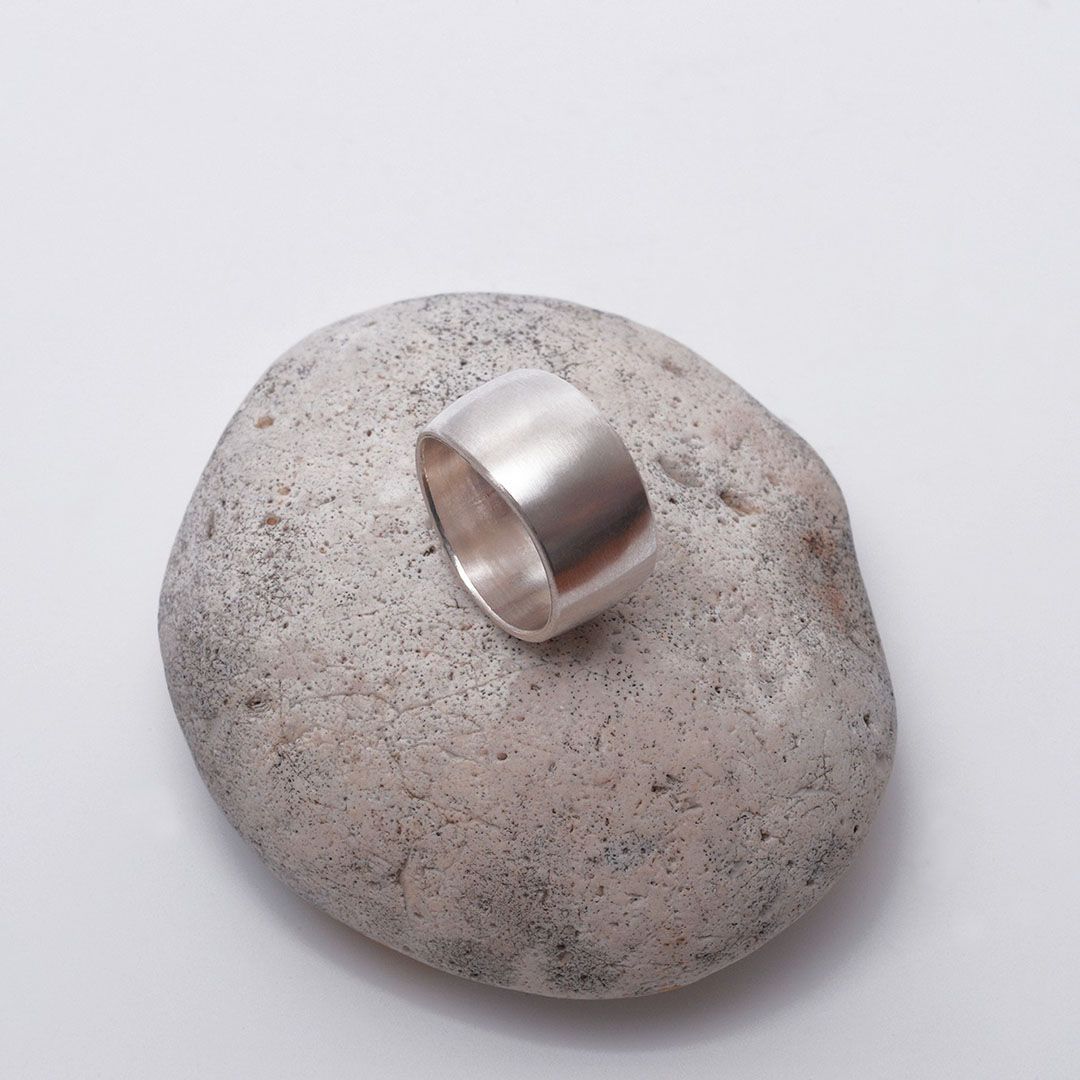 Anneau ZigZag largeur 8mm en argent. Bague tendance.