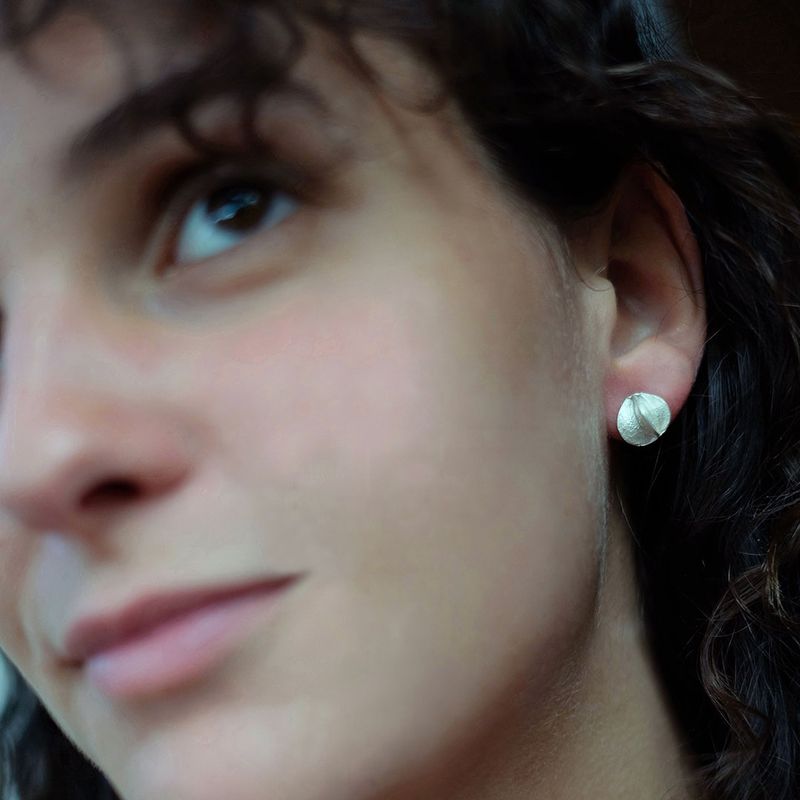 Boucles d'oreilles GRAINE en argent 925 portées