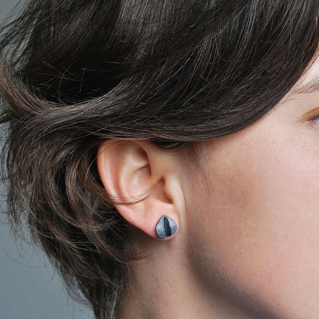 Boucles d'oreilles GRAINE en argent 925 noirci portées