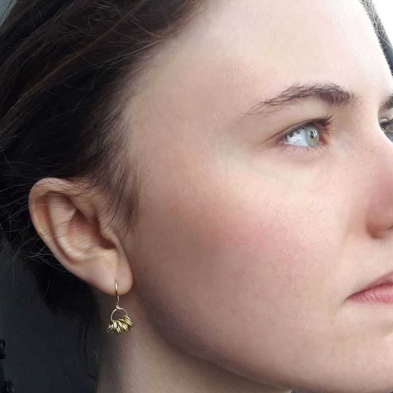 Boucles d'oreilles anneaux en or 18 carats portées