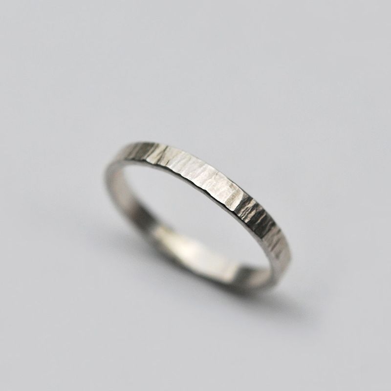 Anneau martelé 3 mm en argent. Bague de mariage en argent.