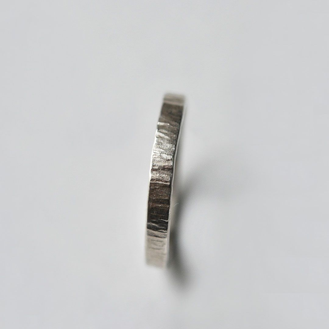 Anneau martelé 3 mm en argent. Bague de mariage en argent.