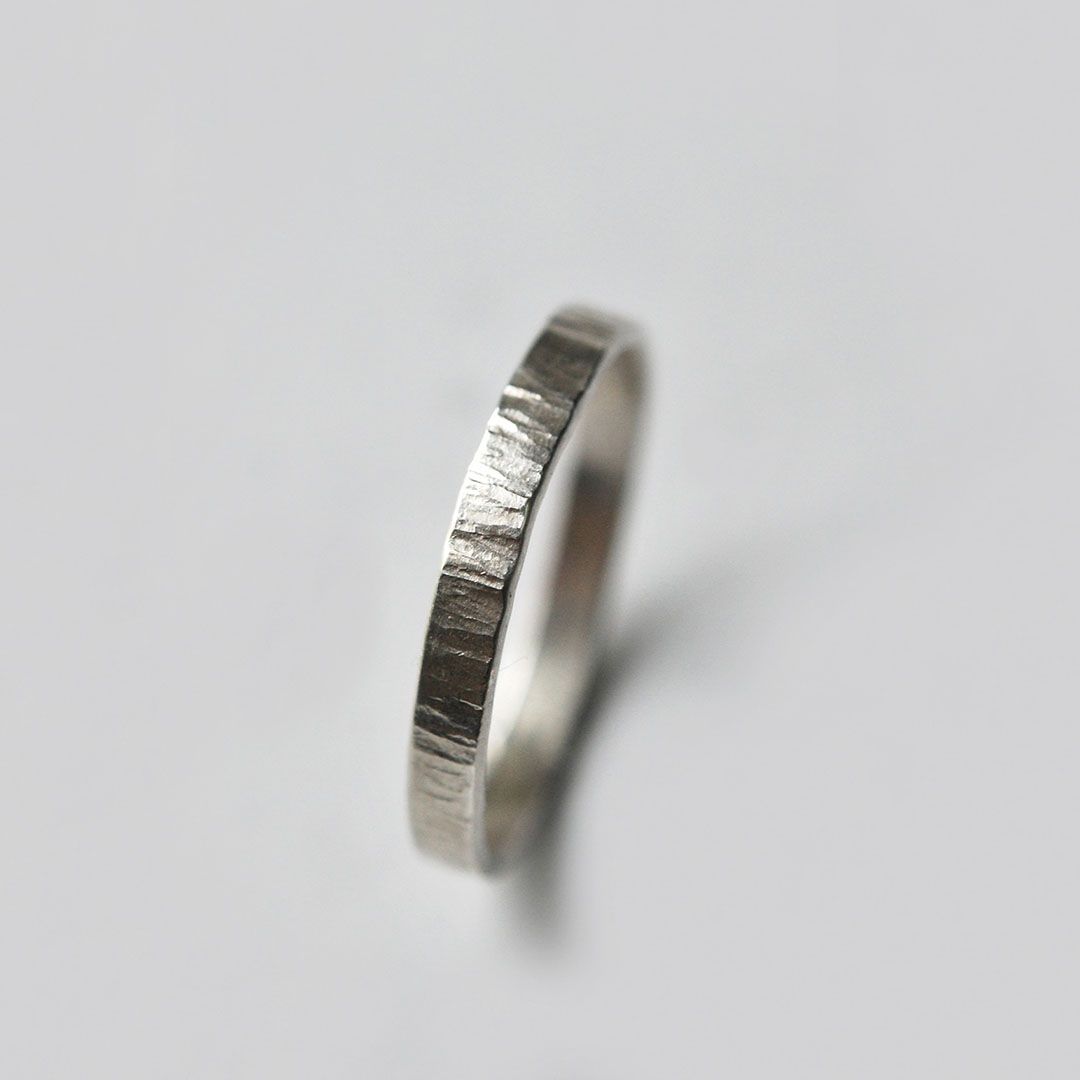 Anneau martelé 3 mm en argent.