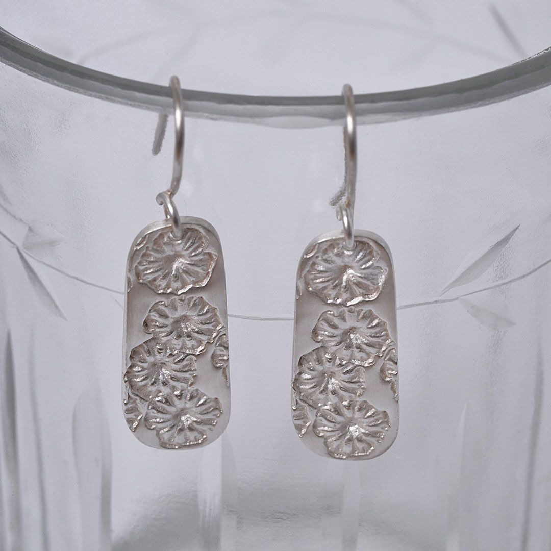 Boucles d'oreilles POPPY sur présentoir en verre