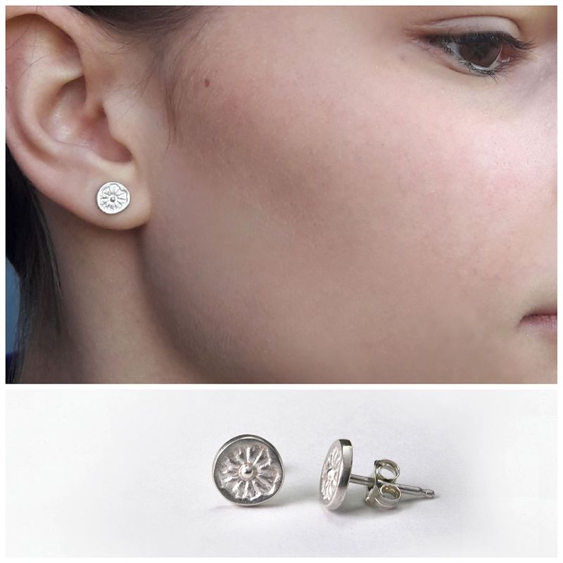 Boucles d'oreilles puces POPPY en argent 925 portées