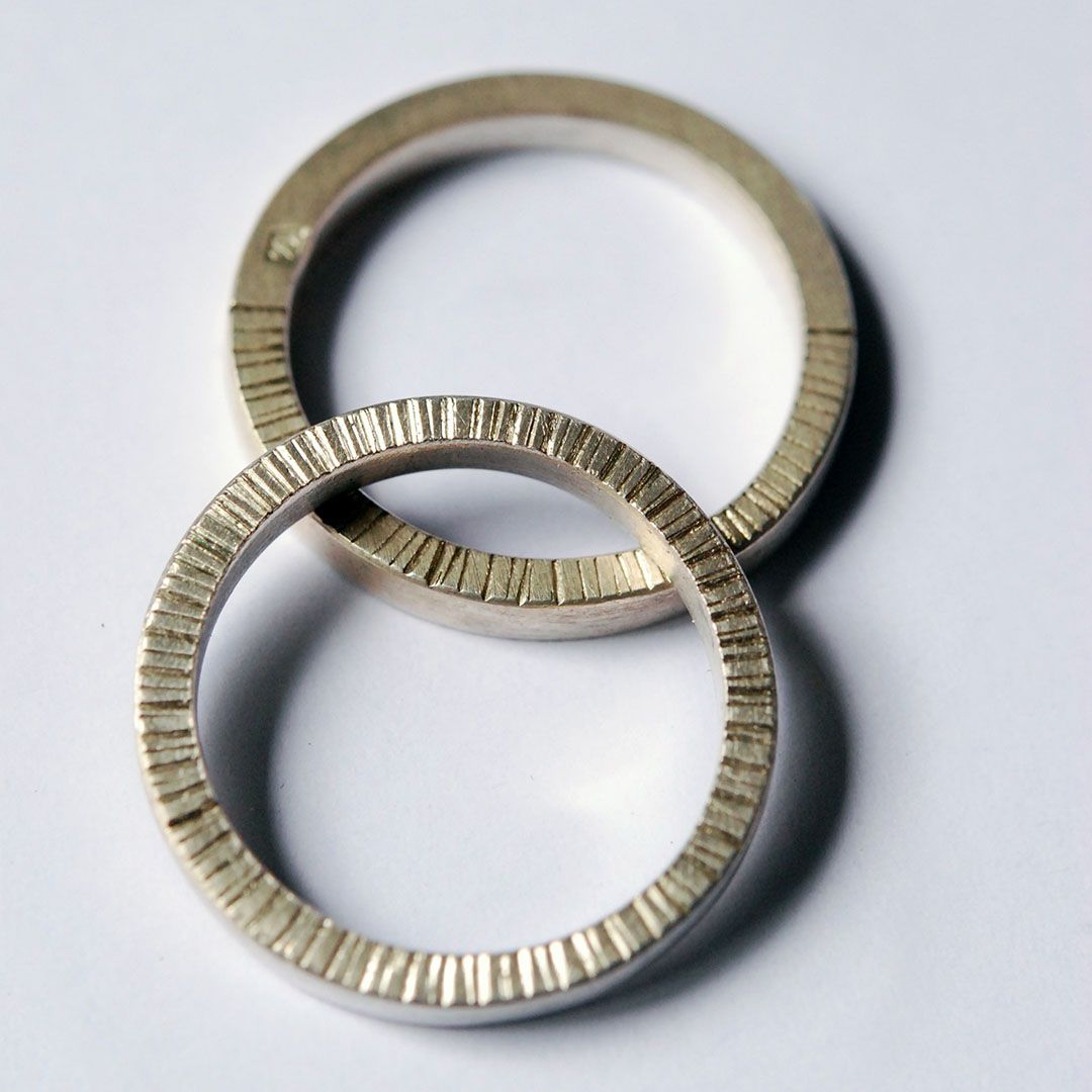 Anneau strié en argent 925, fil carré 2 mm, modèle mixte.