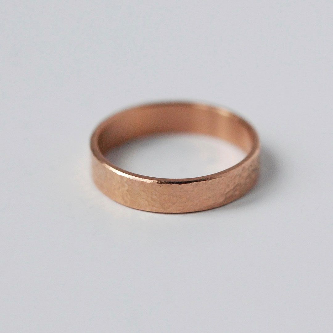 Alliance artisanale, anneau plat martelée 5mm en or 18K, bague de mariage.