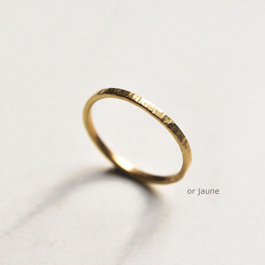 alliance fine en or jaune martelée minimaliste. Alliance fine en or jaune au style épuré et artisanal.