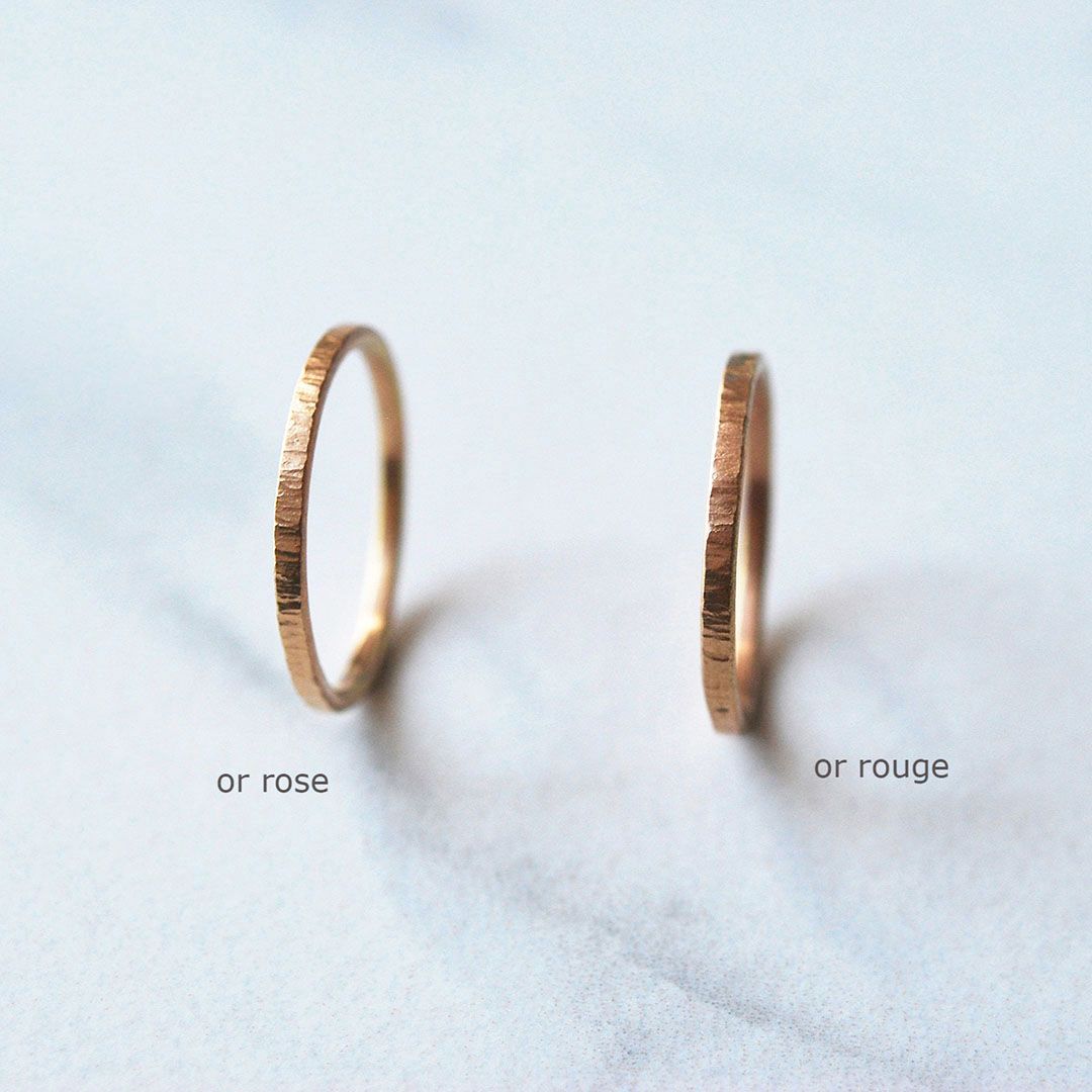 alliances fines en or rose et or rouge texturées. Alliances fines texturées en or rose et or rouge, nuances chaleureuses.