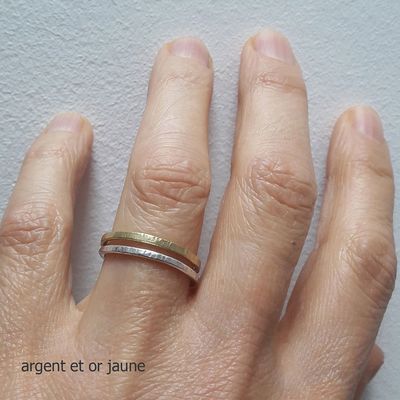 Alliance fine martelée en or 18 carats portée au doigt. Un anneau fin, confortable et intemporel, idéal comme alliance de mar
