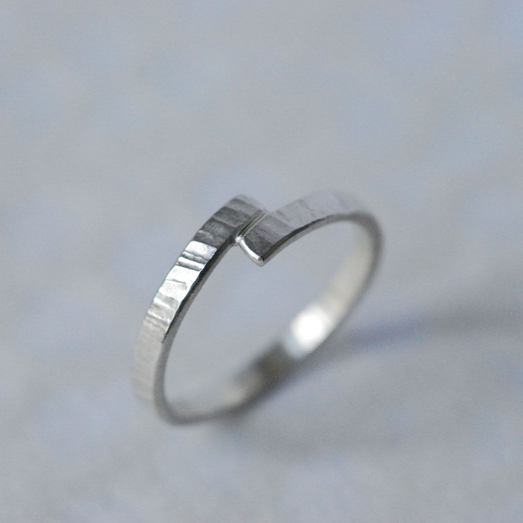 Anneau entrecroisé en argent martelé. 