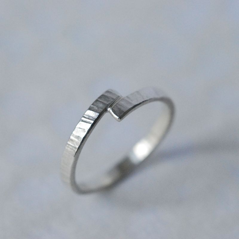 Anneau entrecroisé en argent martelé. 