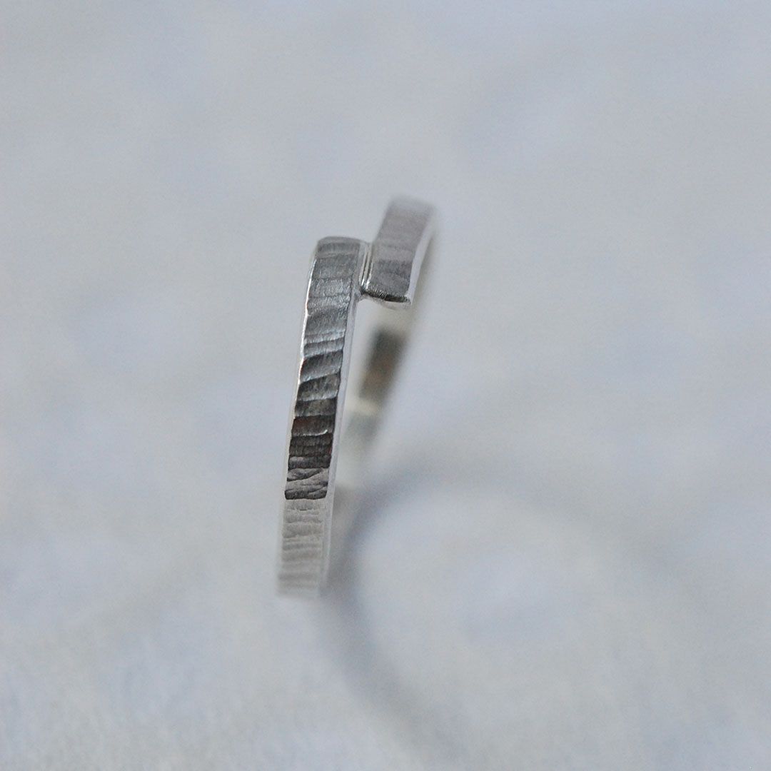 Anneau texturé effet trait en argent 925
