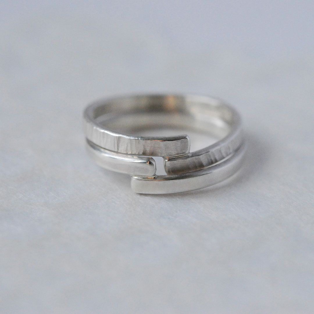 Anneaux en argent 925 texturé et lisse.
