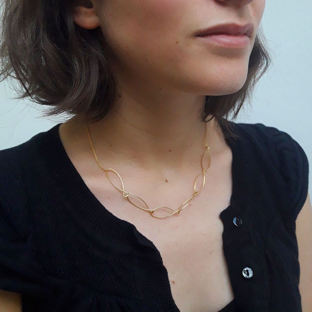 Collier poissons martelés en Or 18 carats porté