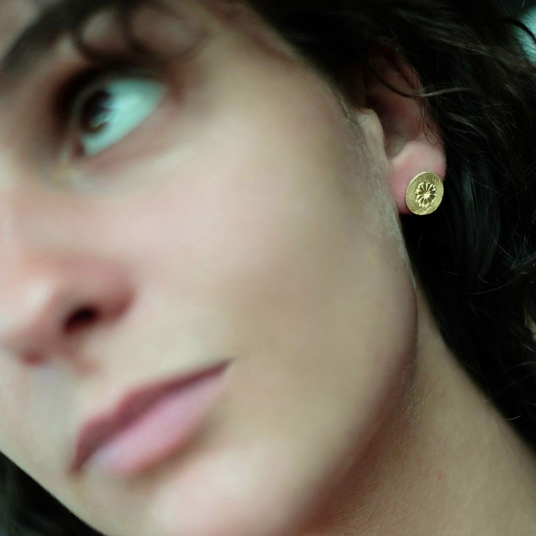 Boucles d'oreilles FLEUR plaqué or portées