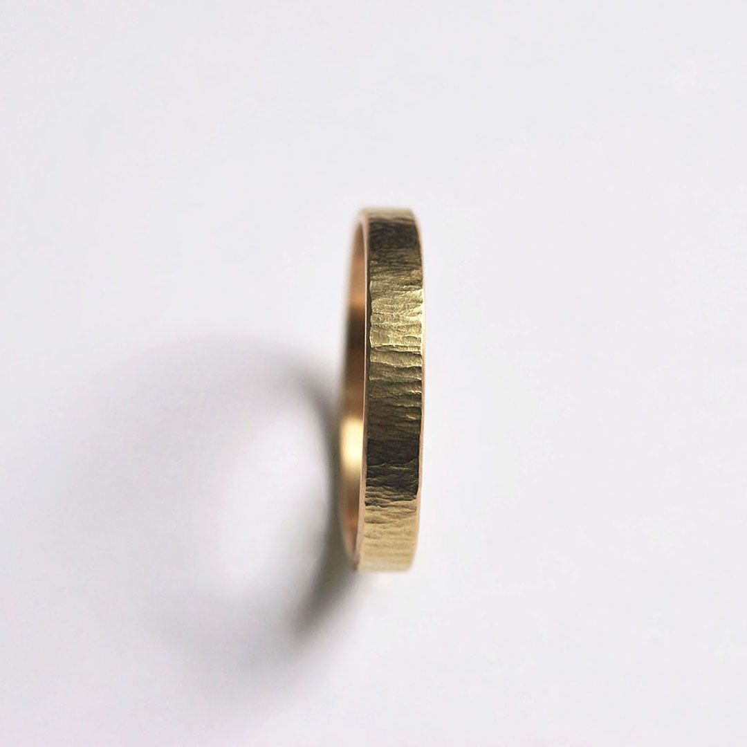 Texture martelée artisanale sur alliance or 18K - bijou mariage ou fiançailles. 