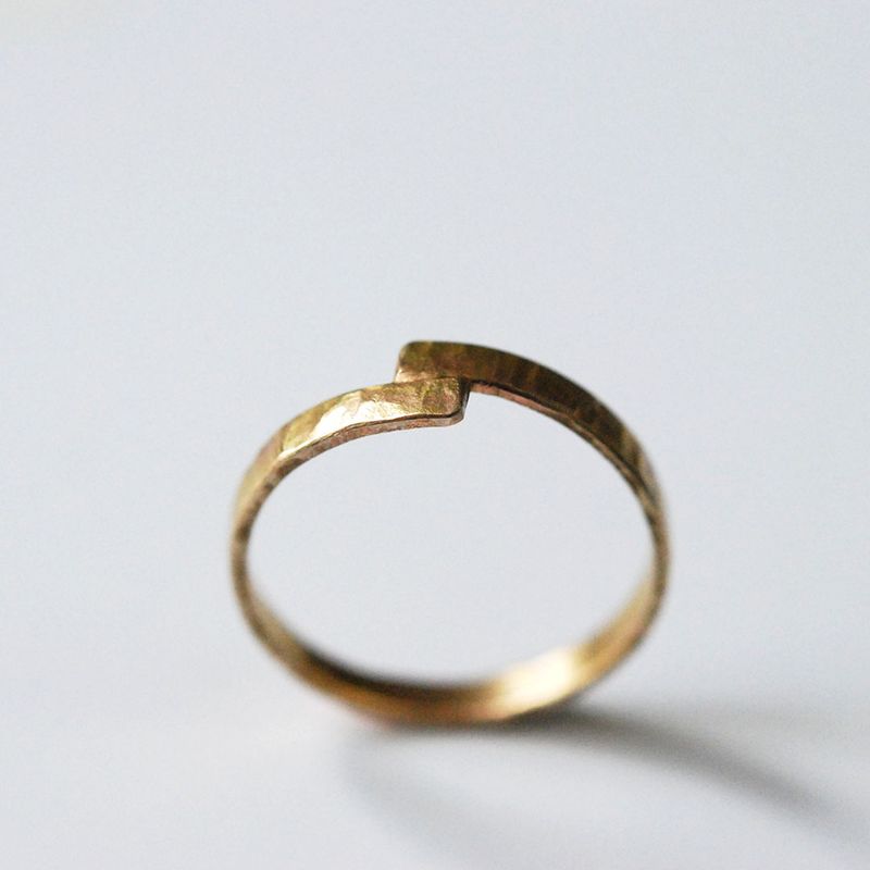 Alliance entrecroisée en or jaune 18 carats, vue de profil, finition martelée.