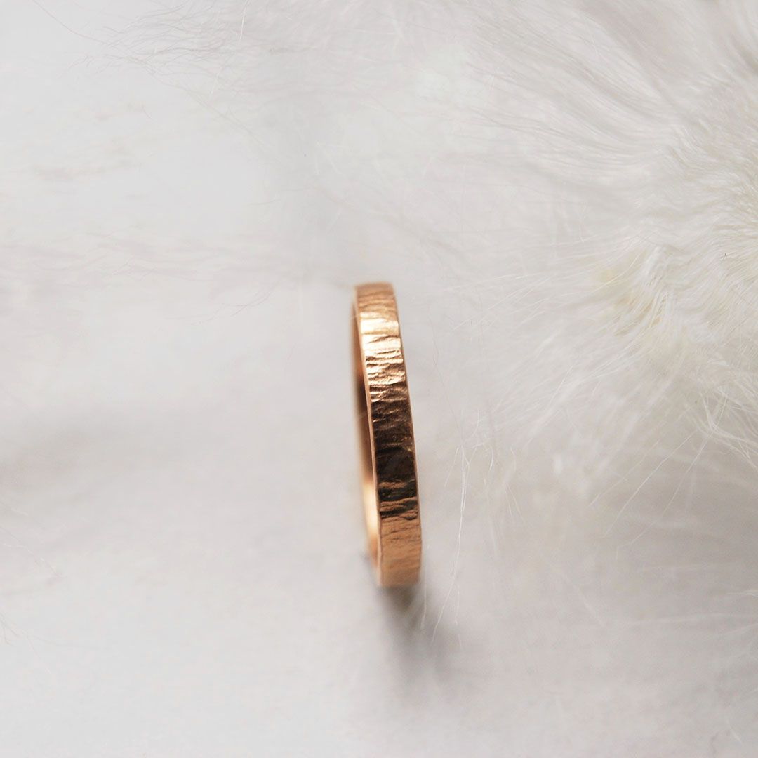 Alliance or rose 18K texturée à la main, largeur 2mm, fabrication artisanale. 