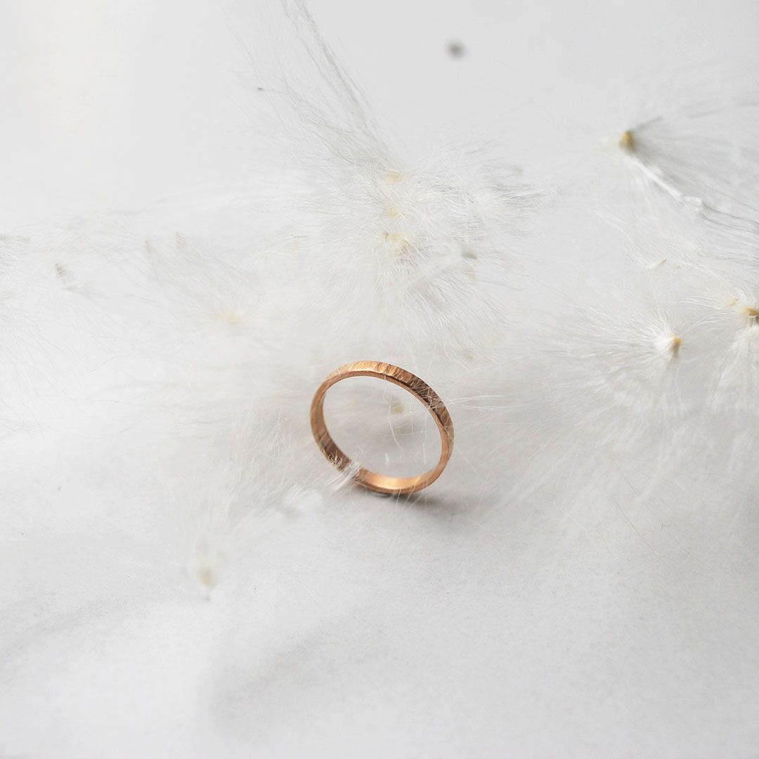 Alliance ruban martelée en or 18K 2 mm, bijou minimaliste fait main.