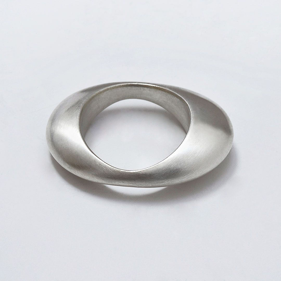 Bague galet contemporaine en argent 925 vue de face