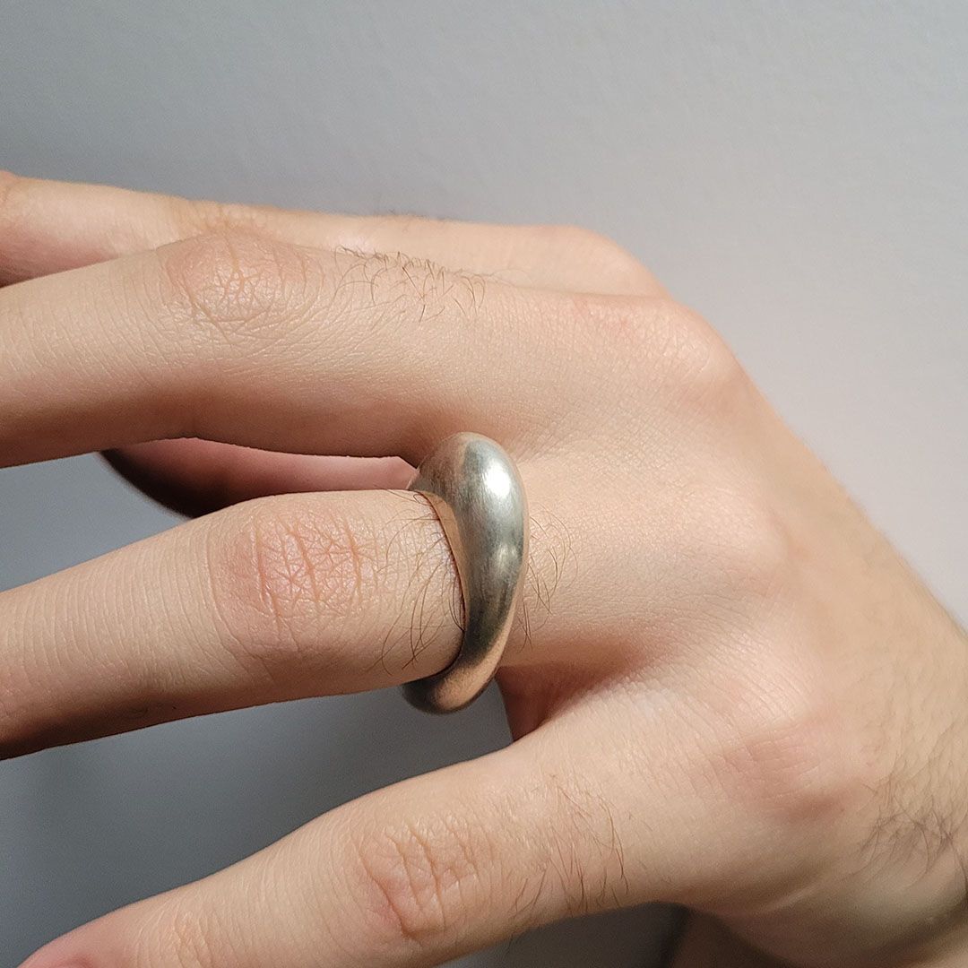 Bague galet en argent 925 portée au doigt