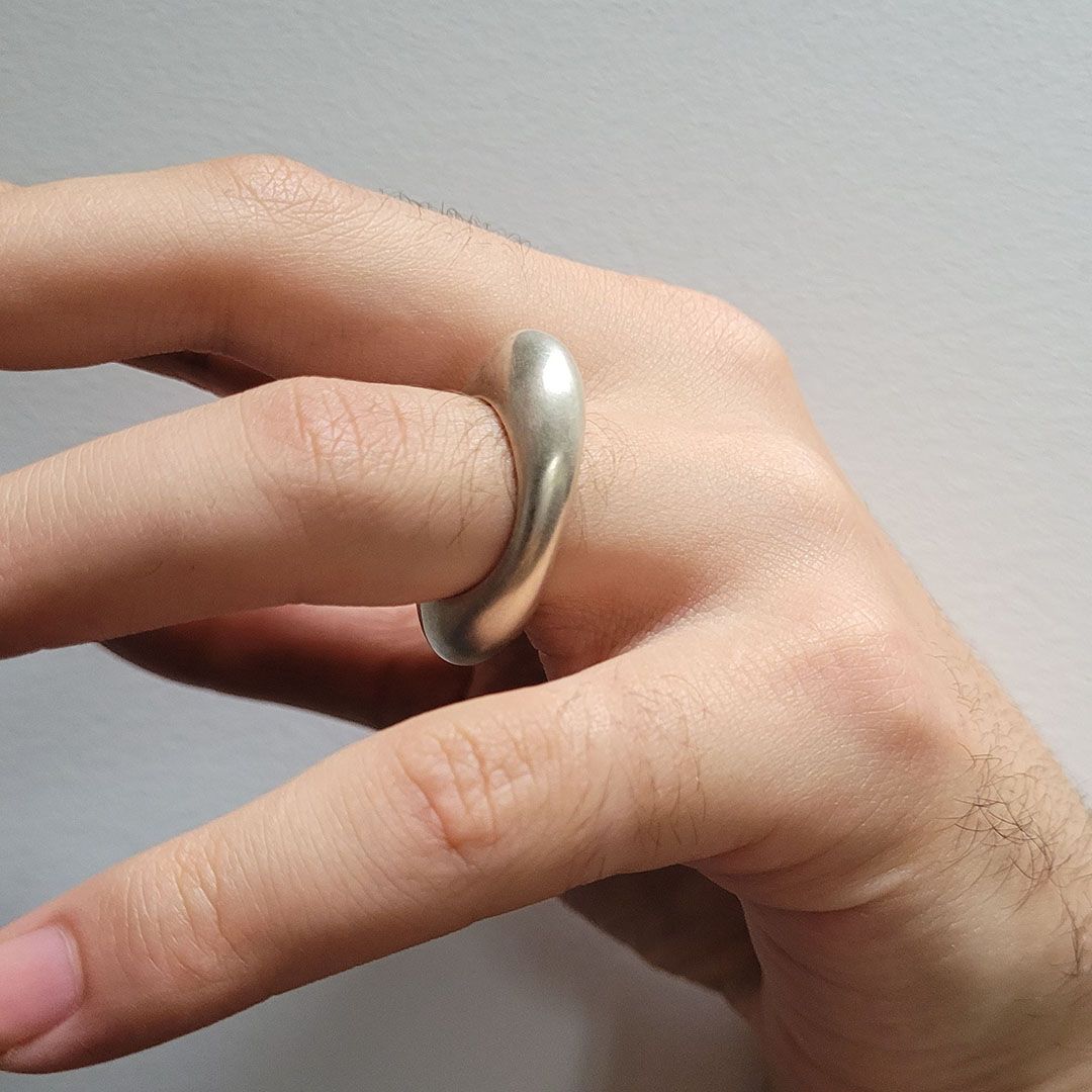 Bague galet en argent 925 portée au doigt