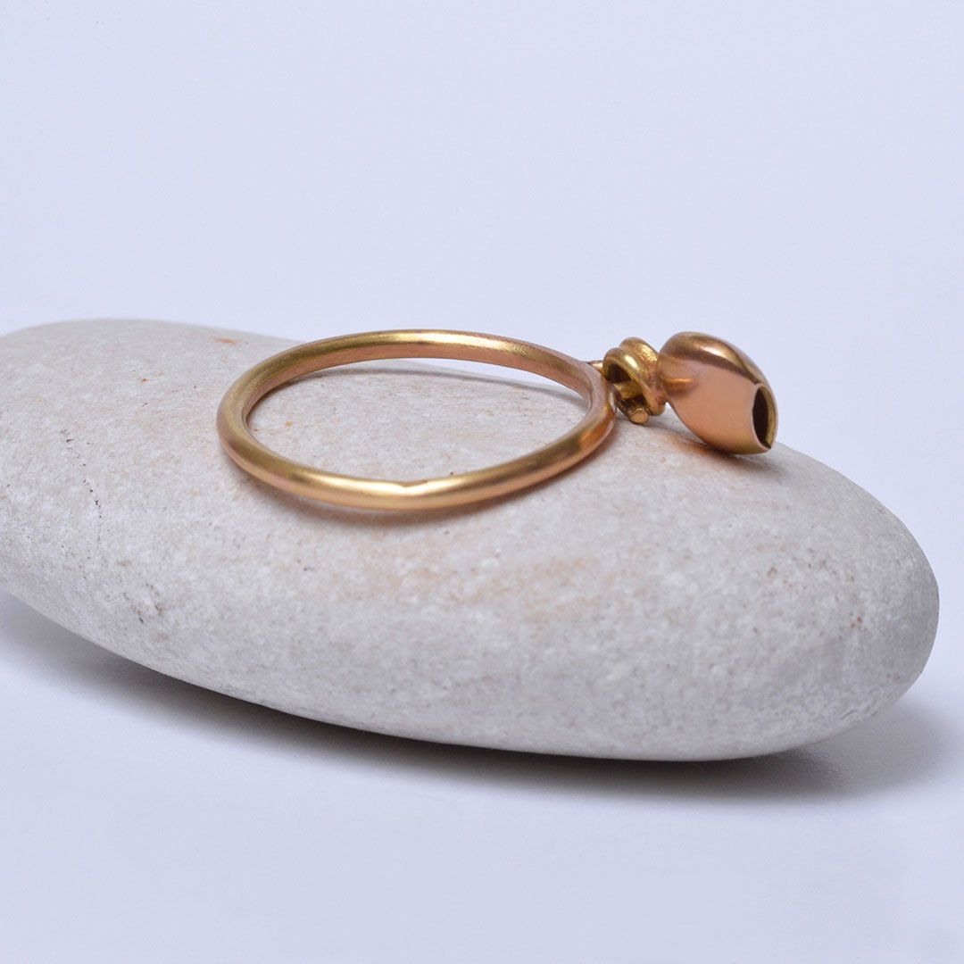 Bague minimaliste en or rose 18K avec élément mobile