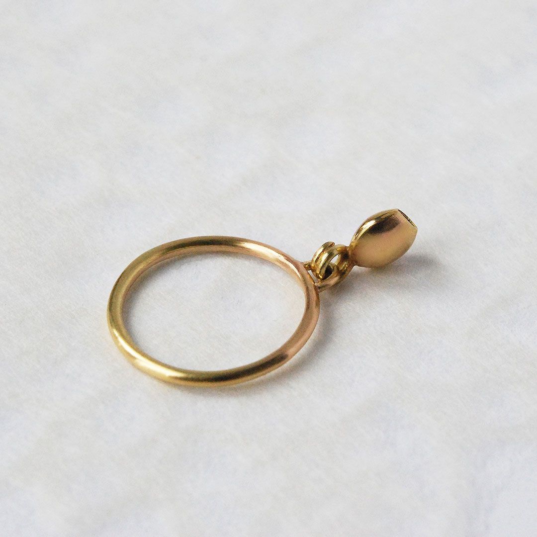 Profil de la bague en or rose avec pampille mobile