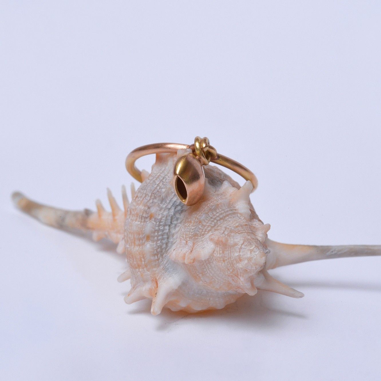 Détail de la bague en or rose avec élément mobile