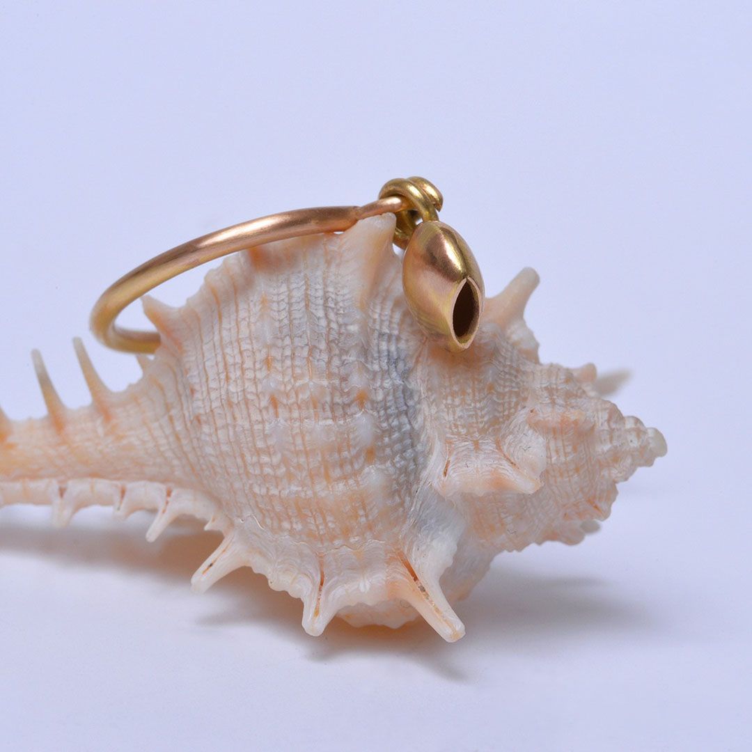 Bague minimaliste en or rose 18K sur coquillage