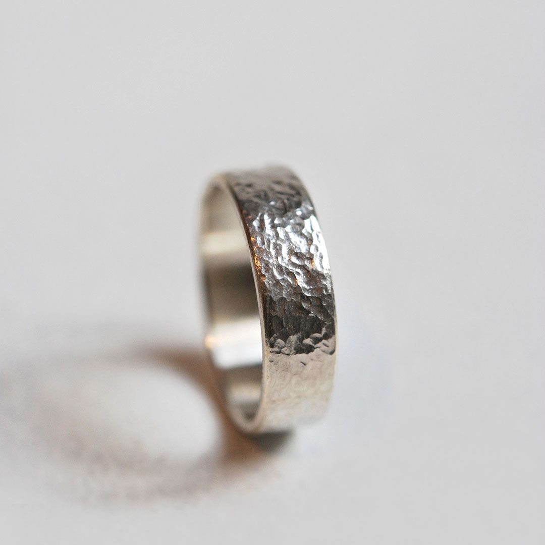 Anneau ruban plat 5 mm en or 18K martelé.
