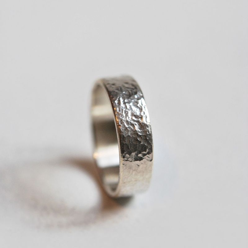 Anneau ruban plat 5 mm en or 18K martelé.