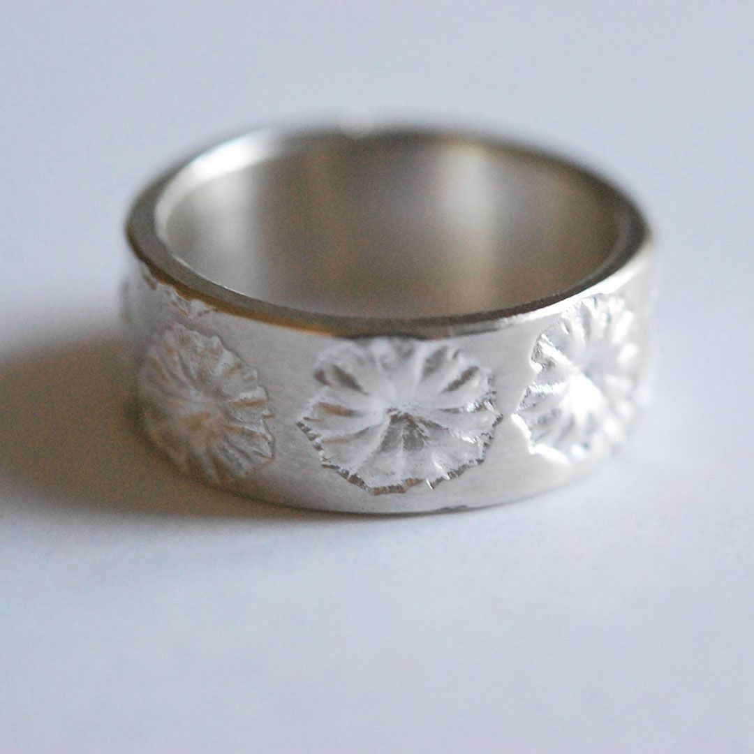 Anneau Pavots en argent 925 largeur 7 mm.
